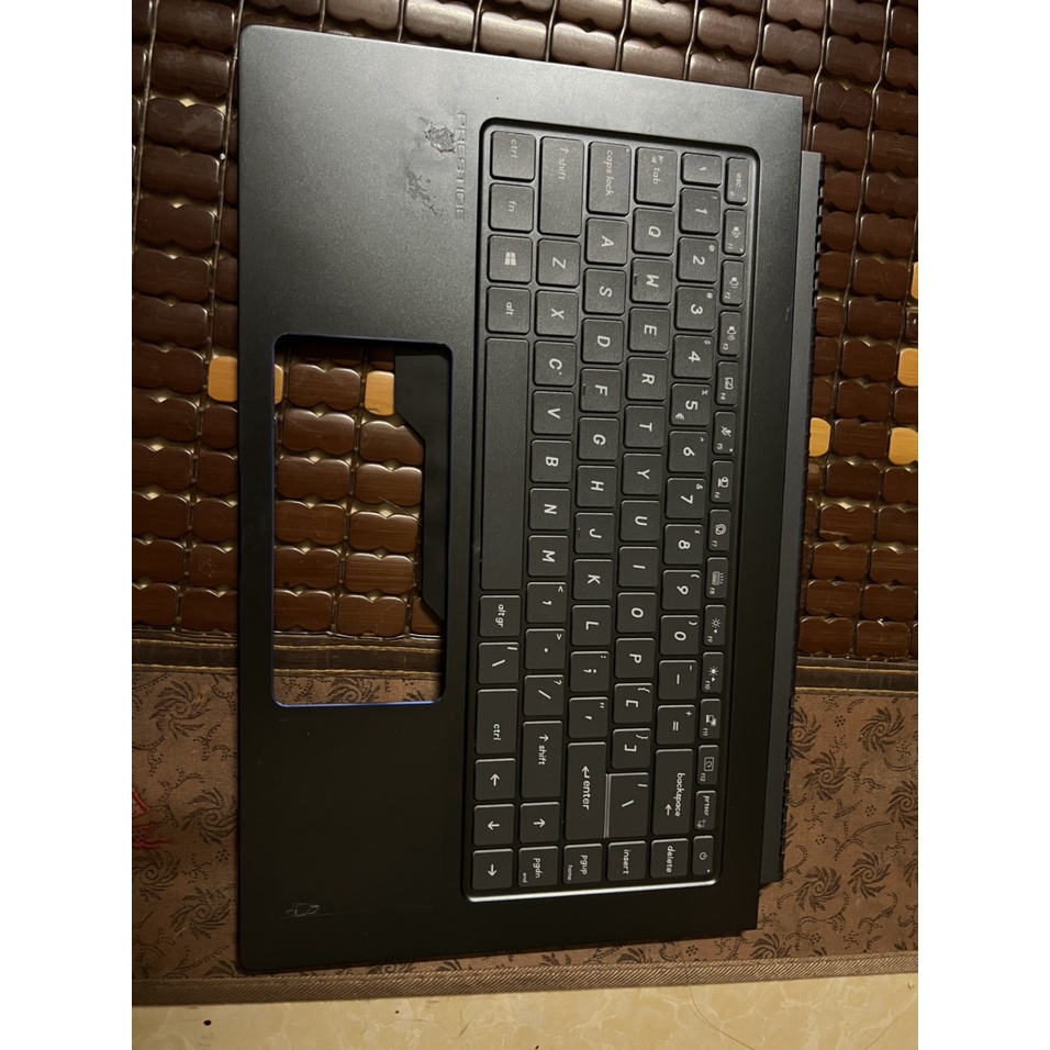 VỎ MSI PRESTIGE 15 THÁO MÁY.