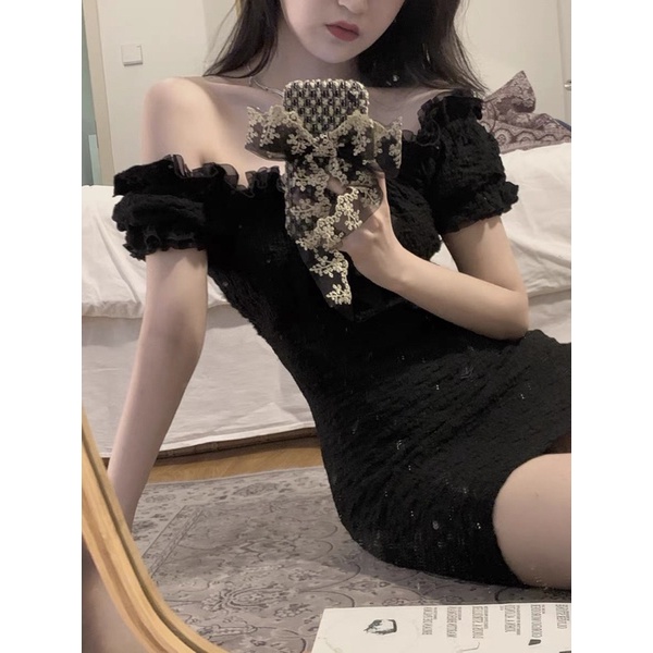 👾 Váy trễ vai ôm body chất ren tay có nơ giữa chất rằn ri cực xinh đi dạo phố chụp hình màu đen sang chảnh.