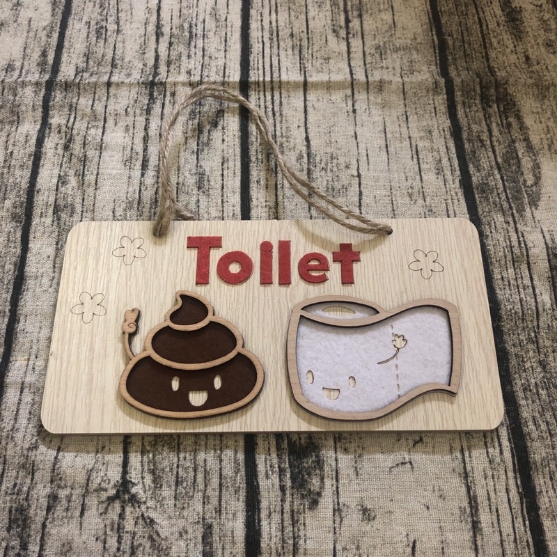 Bảng gỗ hình vui nhộn treo trang trí nhà tắm nhà vệ sinh hình cuộn giấy chữ Toilet