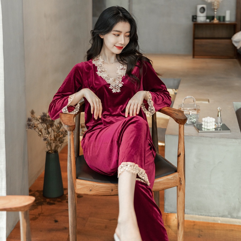 Bộ Đồ Ngủ Tay Dài Chất Liệu Nhung Phối Ren Thời Trang Thu Đông Mới Cho Nữ