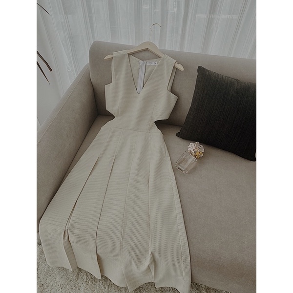 Váy dài Isipi cổ V xếp ly cut out hở eo (Erin Dress) (Có video ở cuối)