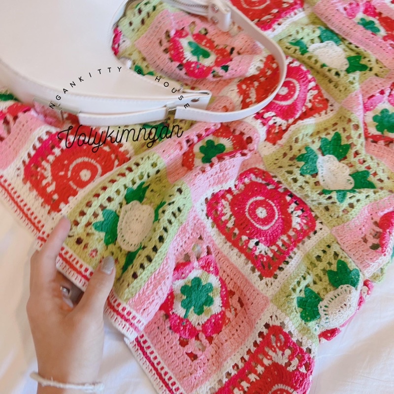 Đầm len caro hồng hoa xanh