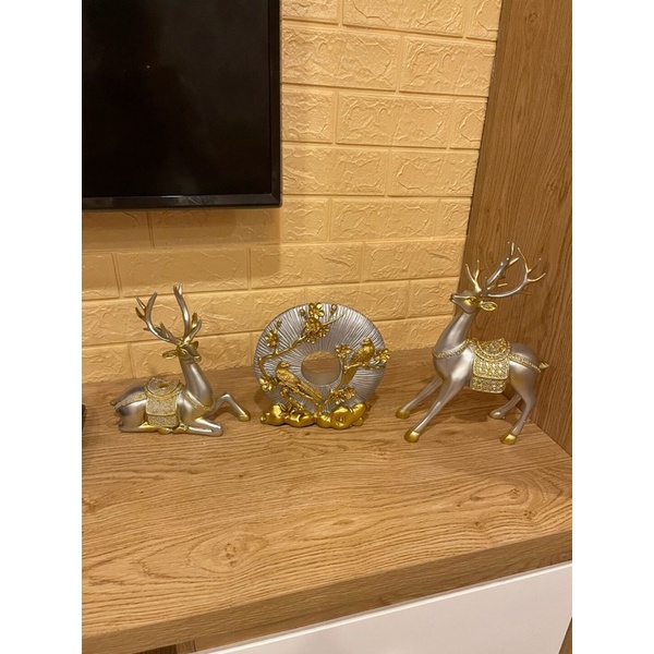 Cặp hươu may mắn và đĩa hoa đào đỏ