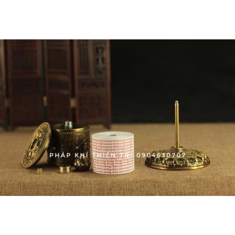 Kinh luân cầm tay xoay , có cán ,loại đẹp.Thân bằng đồng được đánh bóng vỏ ngoài có khắc chữ phạn, lõi có biến chú