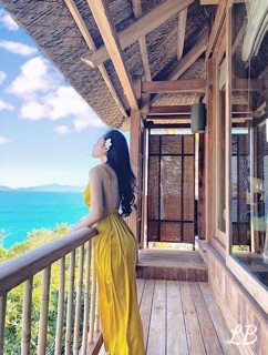 Váy lụa vàng dây hở lưng du lịch sống ảo