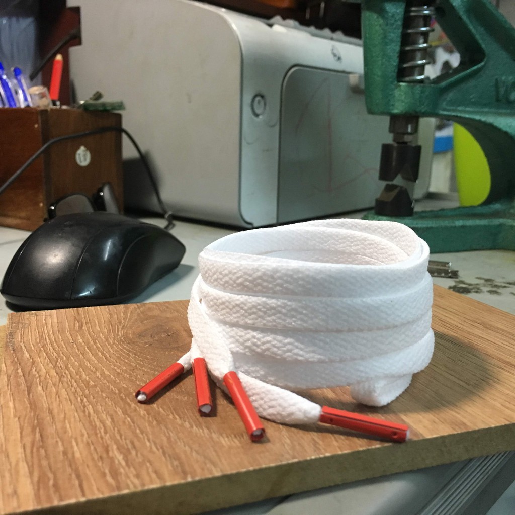 dây giày trắng dẹt KL đỏ