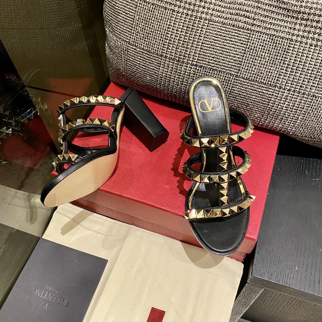 Xăng Đan Da Cừu Đính Đinh Tán Toàn Diện Kiểu Cổ Điển Valentino 2022