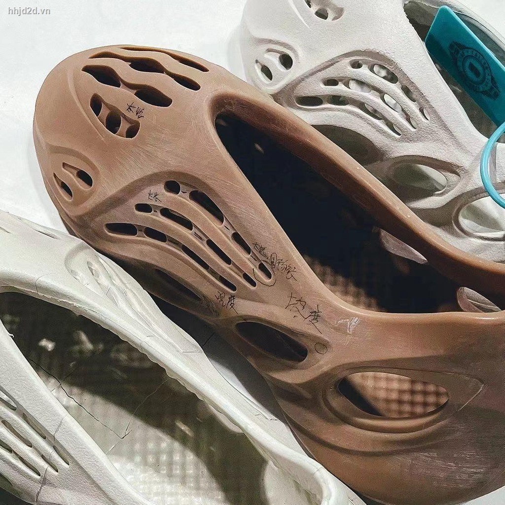 Dép Sandal Có Lỗ Thoáng Khí Trơn Màu Phong Cách Kanye Thích Hợp Cho Nam Và Nữ Mang Khi Đi Biển