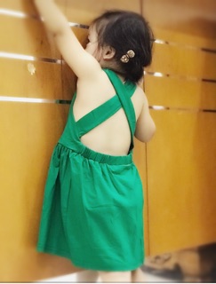 Đầm hở lưng bé gái