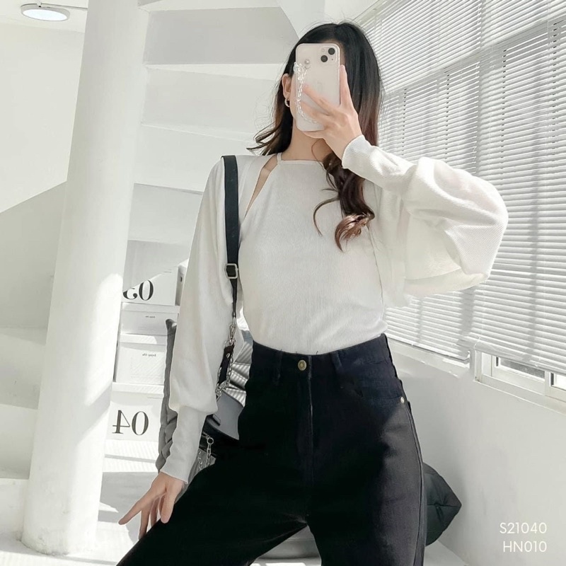 Set Áo khoác và áo yếm SIMO TOP gồm áo khoác croptop tay dài và áo yếm 2 dây xinh xắn với tone màu basic trắng và đen
