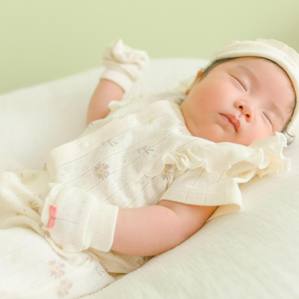 Bộ liền cộc màu be in họa tiết hoa cho bé gái áo liền quần