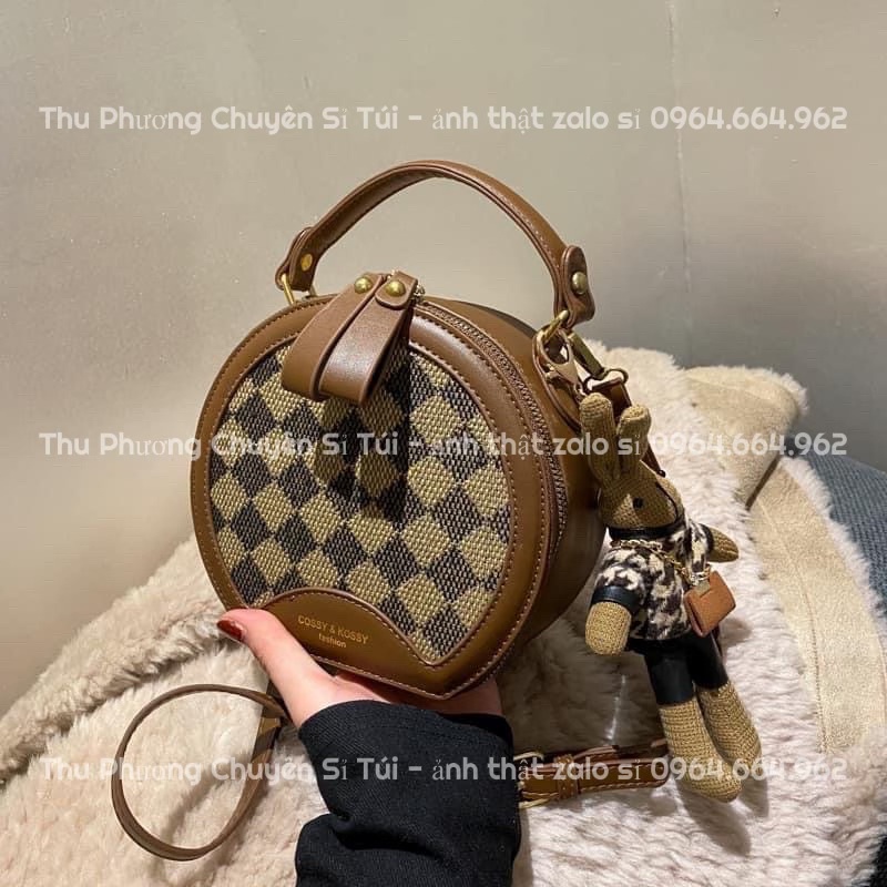 Túi Đeo Chéo Nữ Dáng Cốp Tròn Hoạ Tiết Kẻ Ô Tặng Kèm Gấu Hàng Hottrend 2023 (cam kết chuẩn ảnh)