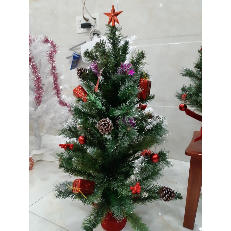 Cây thông 3 loại lá cao  70cm có trang trí + đèn chớp +dây kim tuyến : 250k