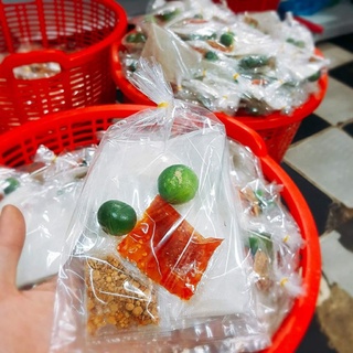 Bánh tráng phơi sương chấm sốt ớt rim cay