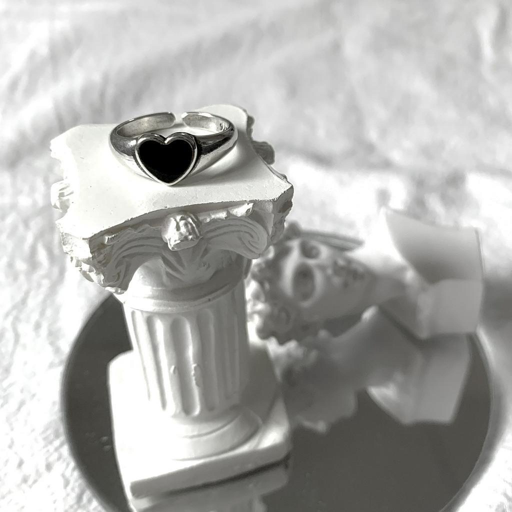 Nhẫn Đeo Họa Tiết Hình Trái Tim Màu Đen