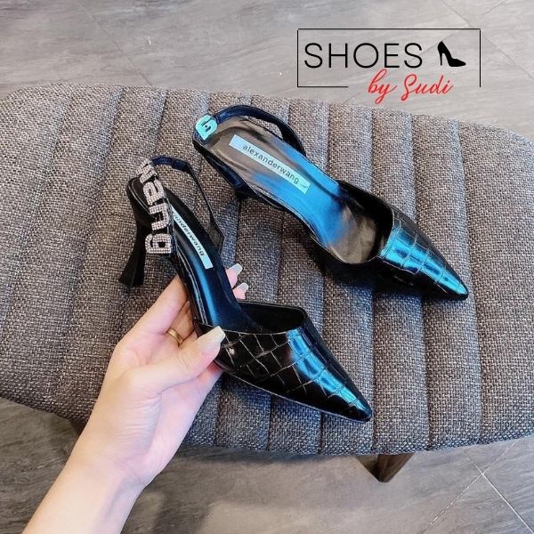 Giày cao gót 7p bít mũi nhọn SUDI SHOES - H71 BCF da bóng có quai gắn chữ nổi cá tính da sần vân cá sấu