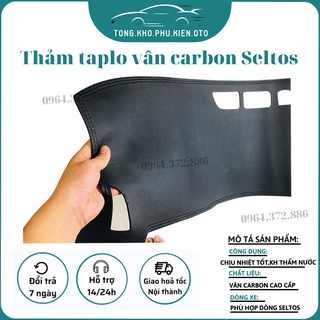 Thảm taplo da cacbon xe kia seltos 2020-2021-2022-2023 vân da carbon cao cấp