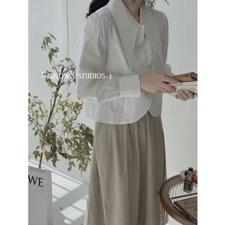 Áo sơ mi trắng cổ sen nhọn tay dài dáng áo basic