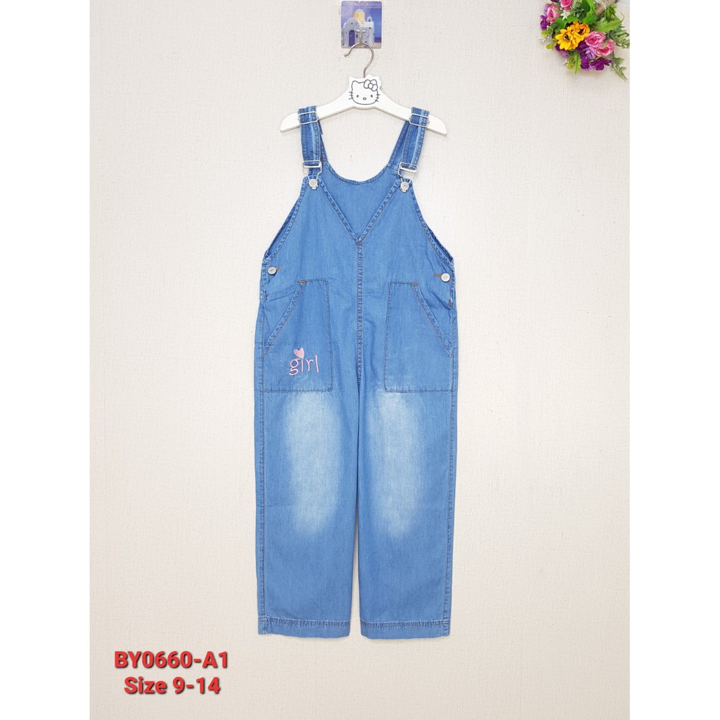 BY0660-A1 - Yếm bé gái yếm jean quần dài , thêu chữ girl , màu xanh nhạt , size nhỡ 9t-14t