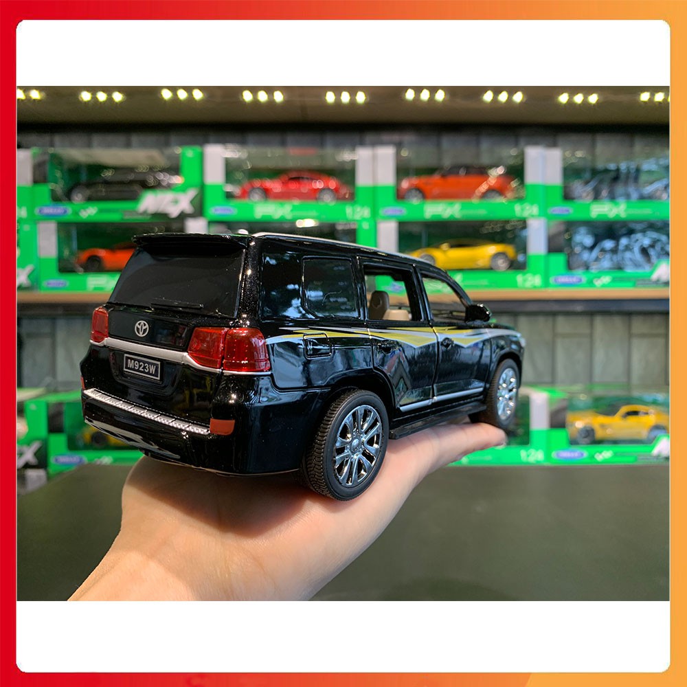 Xe mô hình Toyota Land Cruiser V8 tỉ lệ 1:24 hãng XLG Cao Cấp