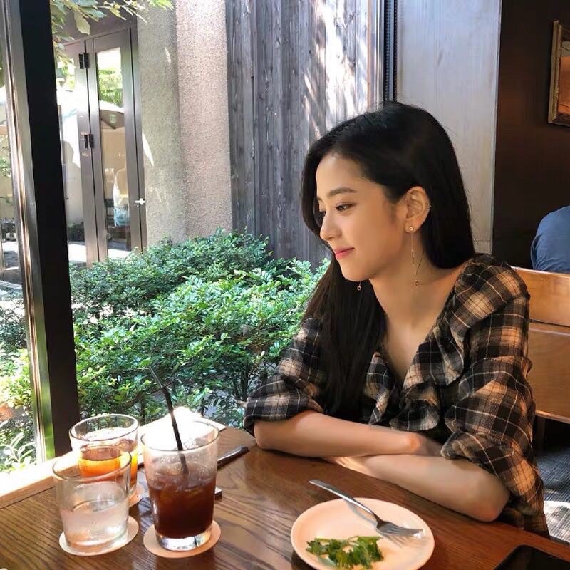 Jisoo blackpink Áo liền quần họa tiết caro đen đỏ dún bèo phong cách nhóm