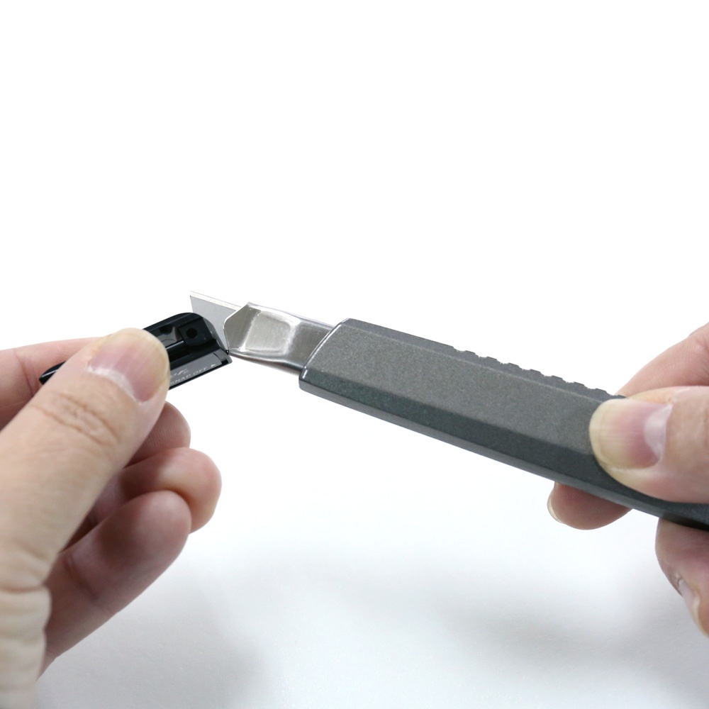 Dao rọc giấy thân nhôm bản lưỡi rộng 9mm màu xám NT Cutter A-300GRP