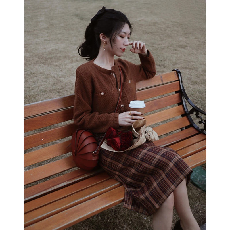 Bộ Áo Dệt Kim Cao Cấp Phối Chân Váy Sọc Caro Phong Cách retro Thu Đông Mới Cho Nữ