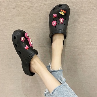 Dép cross hình họa gấu PUD hồng 2 black color trắng khuyến mãi kèm theo 12 jibitz cross