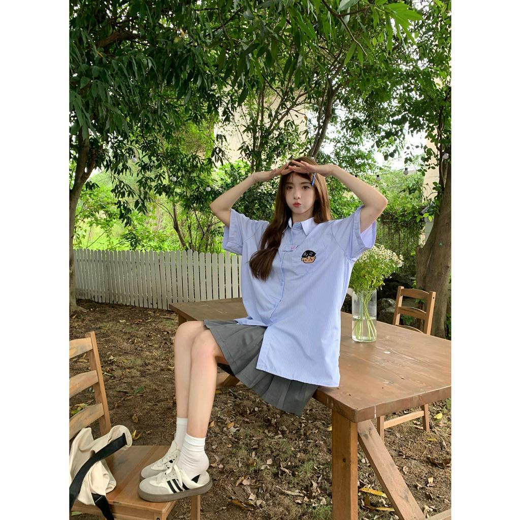 「 WELOVE1 」Áo Sơ Mi Tay Ngắn Kẻ Sọc Xanh Dương Thêu Họa Tiết Phong Cách Babydoll Hàn Quốc Thời Trang Mùa Hè Mới Cho Cặp Đôi