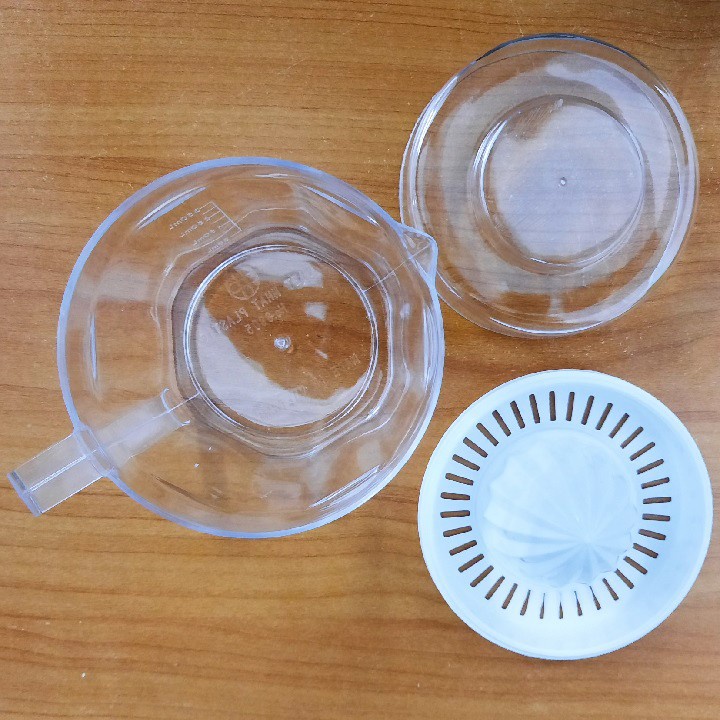 Dụng cụ vắt cam trong suốt có lưới lọc, nắp đậy kèm ca đong định mức