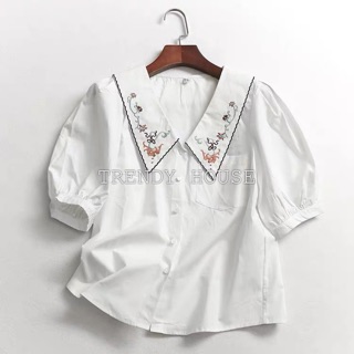 Áo sơ mi trắng cổ cánh sen thêu hoa
