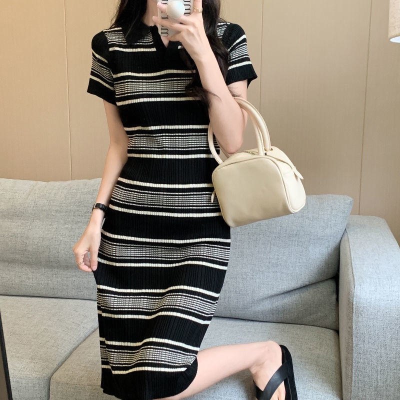 Váy body dáng dài cổ đức họa tiết kẻ sọc tôn dáng và chiều cao,ôm body quyến rũ với 2 màu kẻ đen, kẻ be dưới 63kg
