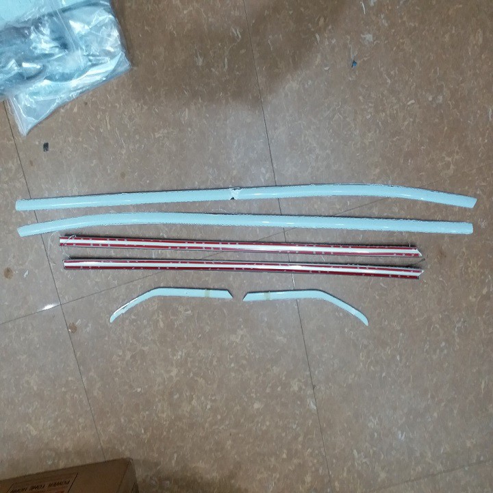 Bộ nẹp viền chân kính inox 6 chi tiết xe Toyota Corolla Cross