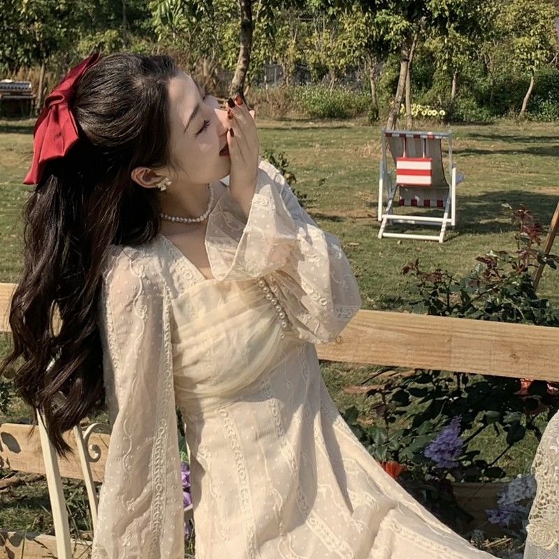 Đầm chiffon màu trắng kiểu dáng trẻ trung thanh lịch dành cho nữ