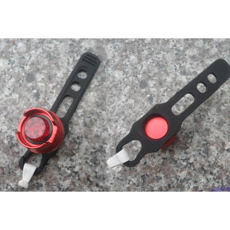 Đèn cọc yên cho xe đạp Ruby nhôm sử dụng pin cúc