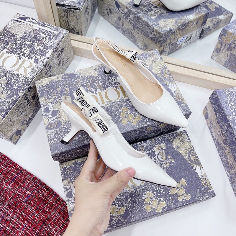 Giày cao gót trắng