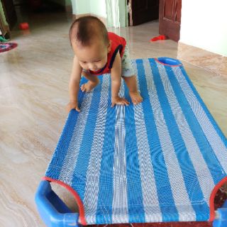 Giường lưới thoáng mát cho bé yêu