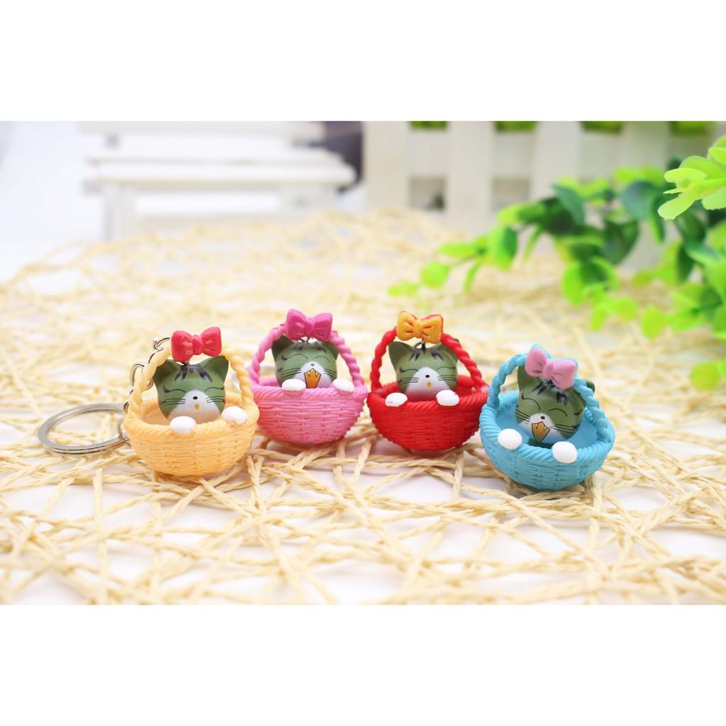 Móc khóa mèo con trong giỏ