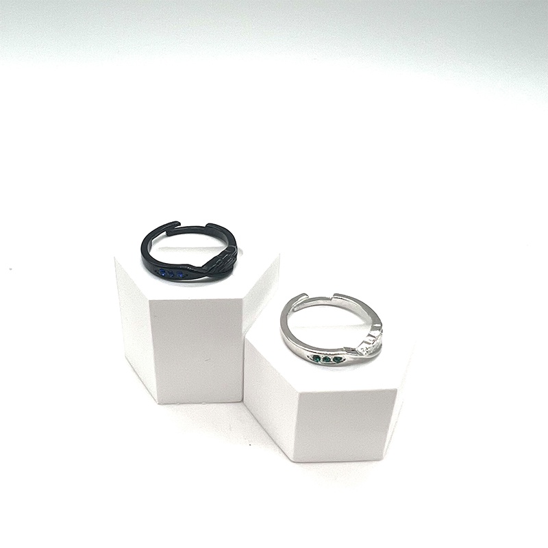 Nhẫn Kim Loại Hóa Trang Nhân Vật Trong Phim Attack on Titan