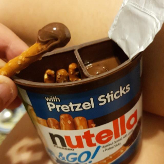 Bánh quy chấm socola Nutella & Go Mỹ (Pretzel Sticks New) - Date T8/2021