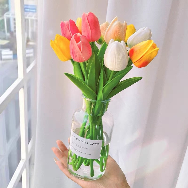1 bình +10 bông hoa tulip