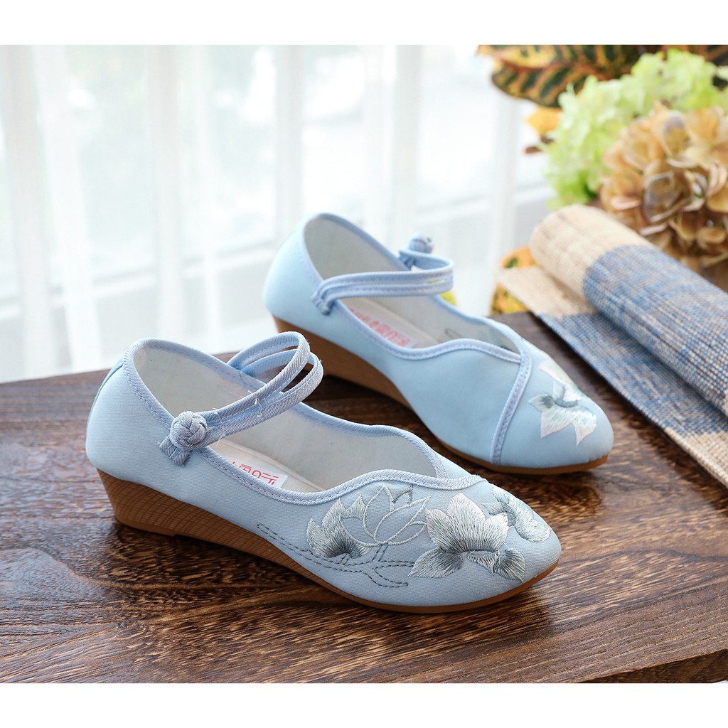 Giày thêu hoa đế thấp họa tiết trắng GT026