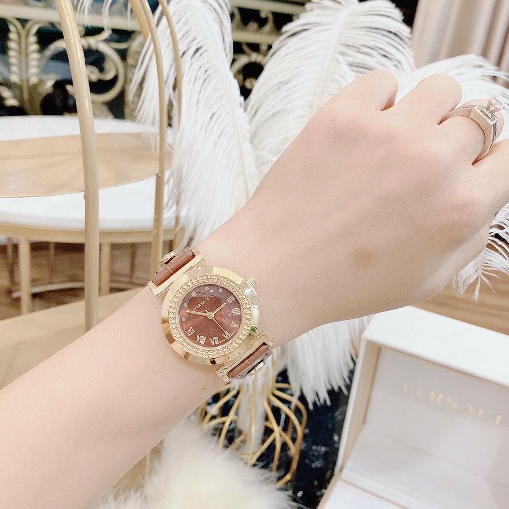 Đồng hồ nữ versace đinh mặt tròn dây da đính đá size 26mm . Bảo hành 12 tháng , tuyển sỉ toàn quốc