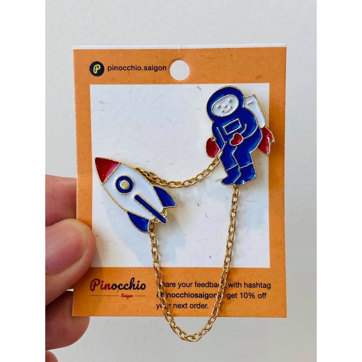 Pin đôi astronaut rocket - Huy hiệu kim loại Pinocchio Saigon