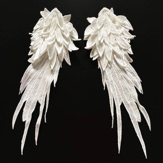 Mẫu thêu đôi cánh trắng 27x13 cm trang trí áo váy dạ hội, cưới