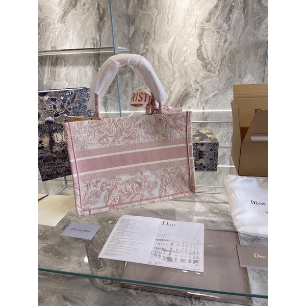 TÚI DI OR TOTE BOOK TOTE PINK CÔNG SỞ CHẤT THỔ CẨM HÀNG THÊU SIZE 36