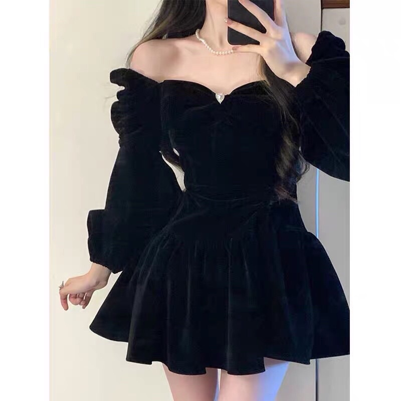 Váy xoè trễ vai nhung đen