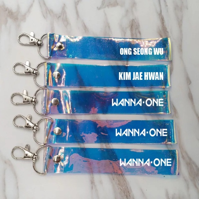 Nametag hologram BTS WANNA ONE móc khoá