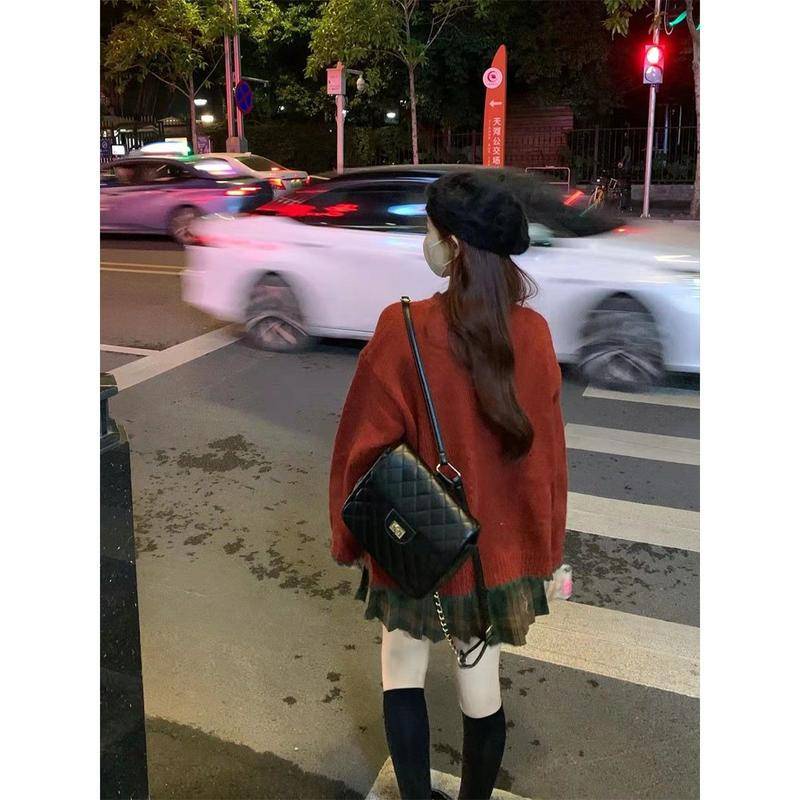Bộ Áo Sweater Đỏ Cổ Tròn Cài Nút + Chân Váy Xếp Ly Phối Chân Váy Xếp Ly Ấm Áp Ngọt