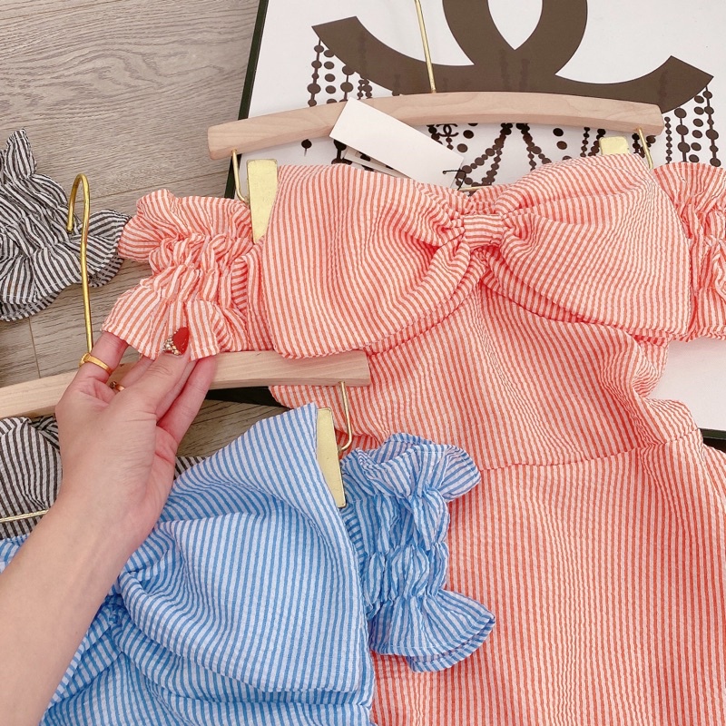Set Bộ Kẻ Áo Trễ Vai Chun Lưng Nơ Ngực Dáng Xoè Quần Sooc Chữ A